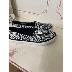 Tom’s size 7.5 womens zebra print slip on shoes